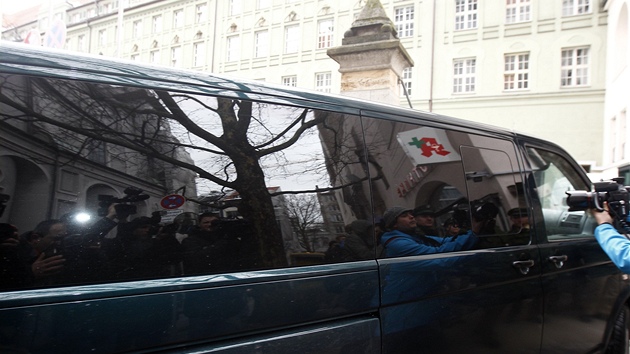 U HO VEZOU. Dereck Chisora se sice pokusil v nedli odlett, ale nmecká...