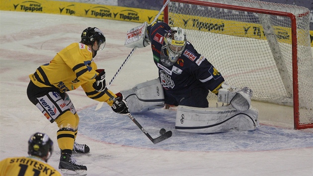 LITVÍNOV JDE DO VEDENÍ. Viktor Hübl zblízka zakon�uje p�knou kombinaci a