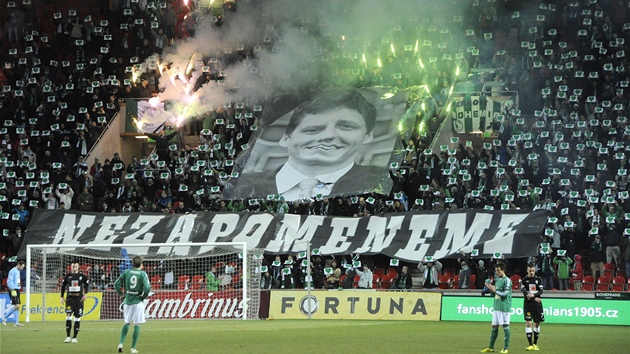 NEZAPOMENEME! Te se chvíli nehraje. Ve 33. minut, je symbolizuje vk Lukáe