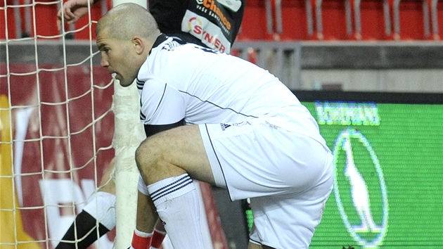 POKOENÝ BRANKÁ. Radek Sozík, kapitán fotbalist Bohemians, se zvedá z