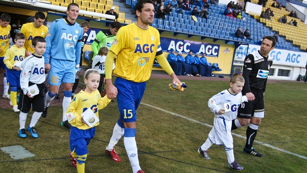 A JDE SE NA TO. Kapitáni Petr Luká� a Pavel Horváth p�ivád�jí týmy na trávník.