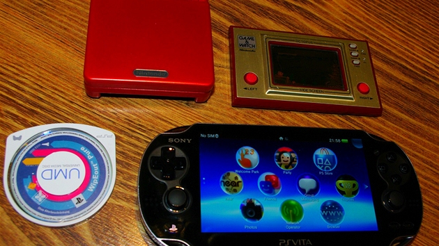Vlevo nahoe GameBoy Advance SP od Nintenda (2003), vedle Game & Watch digihra...