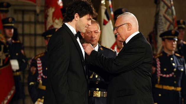 ZLATO JINÉHO DRUHU. V roce 2010 dostal Jaromír Jágr od prezidenta Václava...