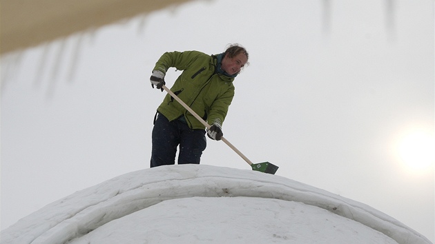 ��árský socha� Michal Ol�iak vytvá�í z hromady sn�hu um�lecké dílo pro závod