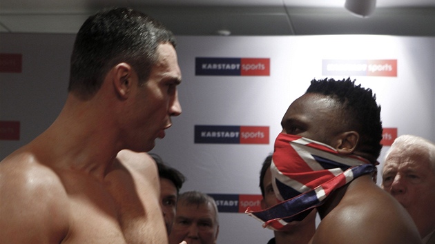 CO SIS TO DOVOLIL? Britský boxer Dereck Chisora dal pi váení facku Vitaliji...