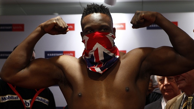 MM NA TO. Britsk boxer Dereck Chisora ped soubojem s Vitalijem Klikem z Ukrajiny.