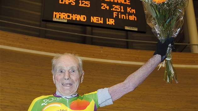 REKORDMAN. T�i m�síce po oslav� 100. narozenin se Francouz Robert Marchand...