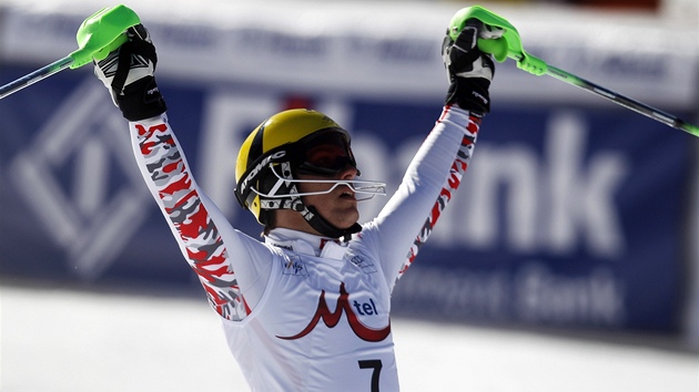 Marcel Hirscher slaví vítzství ve slalomu v Bansku.