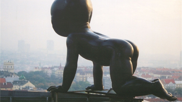 V roce 2000 bylo na pilíře umístěno dílo Davida Černého zvané „Miminka“ (anglicky „Babies“), znázorňující batolata lezoucí nahoru a dolů