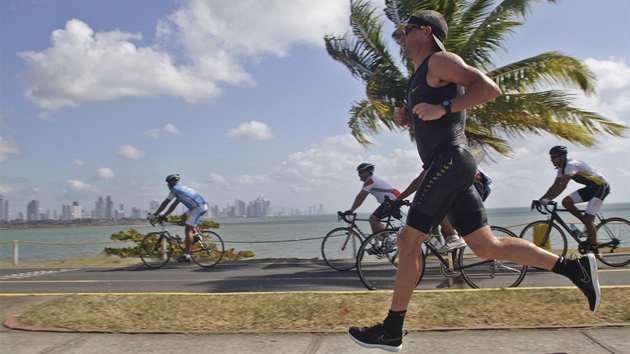 Lance Armstrong pi triatlonu v Panam