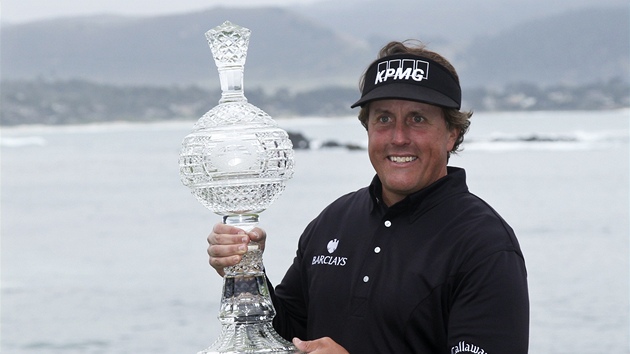 Phil Mickelson s trofejí pro vít�ze turnaje v  Pebble Beach.