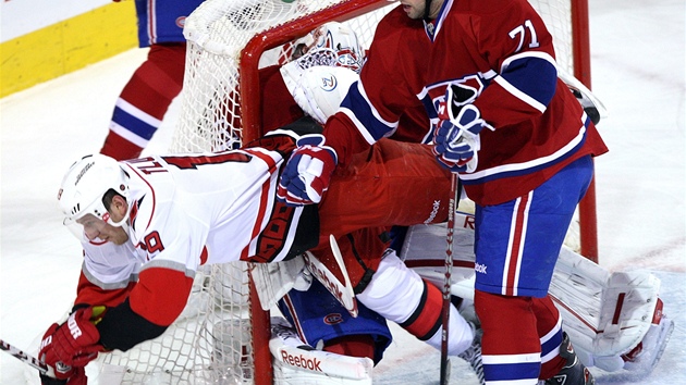 Jií Tlustý z Caroliny padá po zákroku montrealského Louise Leblanca.