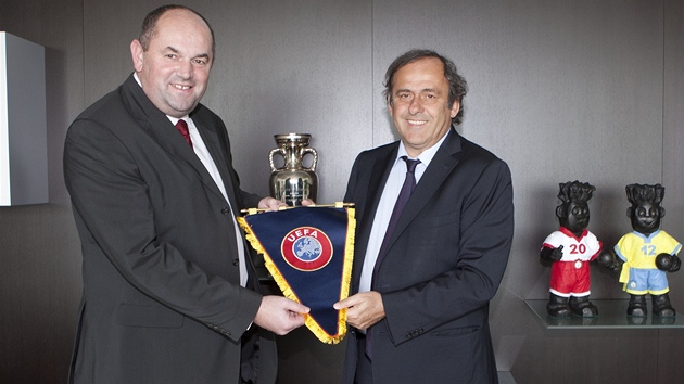 Pedseda FAR Miroslav Pelta (vlevo) pi setkání se éfem Evropské fotbalové