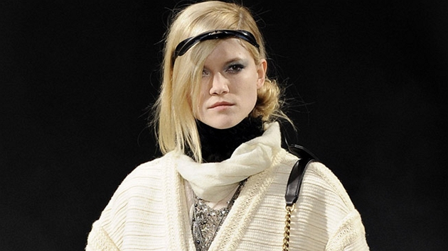 ern rolk pod smetanov kostm zvolil Karl Lagerfeld pro pehldku zimn kolekce Chanel.