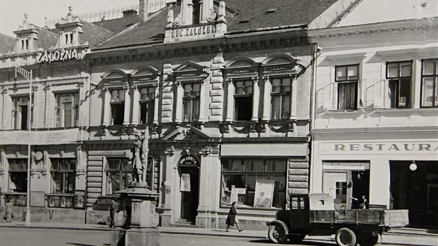 Budova zlony na nmst Mru ve Zln na snmku z roku 1942