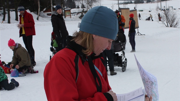 Závodnice studuje propozice závodu Ski Adventure 2012.