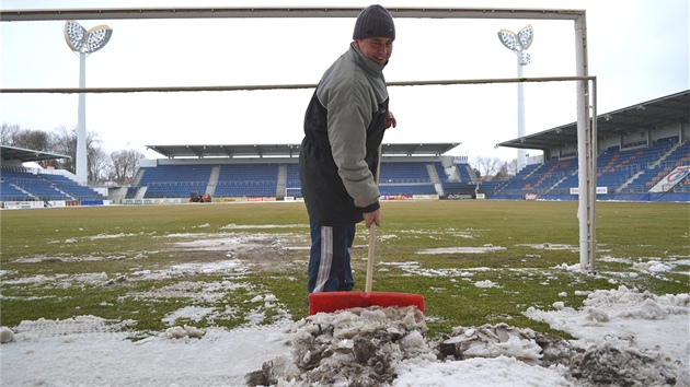 Odklzen snhu na stadionu fotbalovho klubu 1. FC Slovcko.