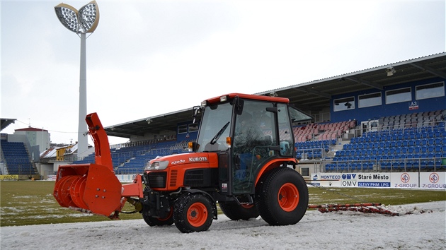 Odklzen snhu na stadionu fotbalovho klubu 1. FC Slovcko.
