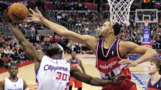 Reggie Evans z LA Clippers se marn� pokou�í vyzrát na JaValeho McGee z