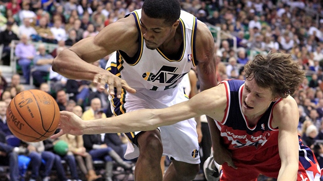 ZÍSKÁ HO? Jan Veselý z Washingtonu v pádu odehrává mí� od Derricka Favorse z