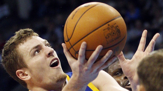 David Lee z Golden State v duelu s Oklahoma City.