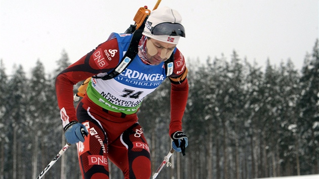 TVRT. Norsk biatlonista Ole Einar Bjrndalen si jede ve Finsku pro tvrt msto v desetikilometrovm sprintu.