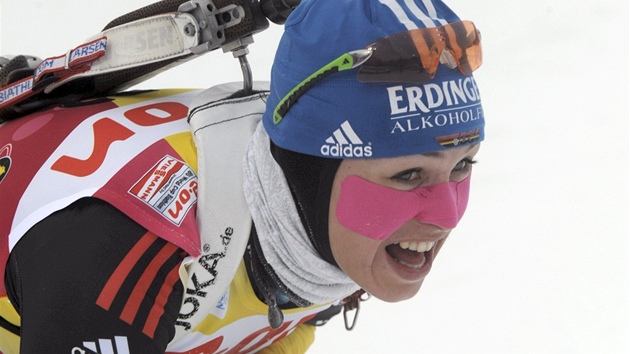 RADOST VTZKY. Nmeck biatlonistka Magdalena Neunerov se ve Finsku raduje z vtzstv ve sprintu.