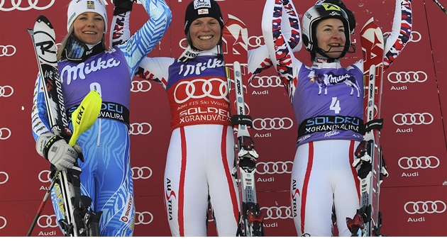 ASTN TROJICE. Slalom v Andoe zvldla nejlpe Marlies Schildov (uprosted), druh skonila Frida Hansdotterov (vlevo) a tet msto obsadila Kathrin Zettelov.