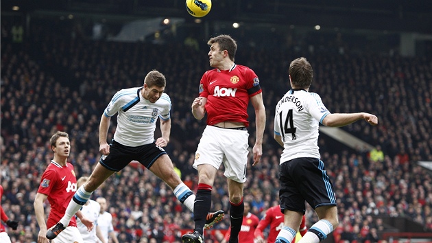 LETECKÝ DEN. Michael Carrick z Manchesteru United (uprosted) v hlavikovém