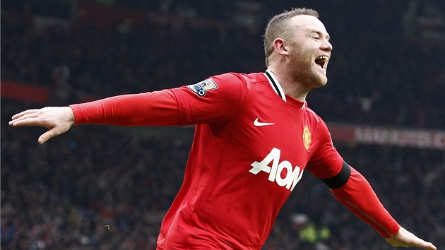 SEST�ELIL RIVALA. Wayne Rooney z Manchesteru United vst�elil do sít� Liverpoolu...