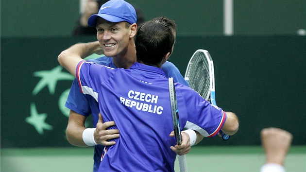 POSTUPUJEME DO �TVTFINÁLE! �e�tí tenisté Tomá� Berdych a Radek �t�pánek (zády)