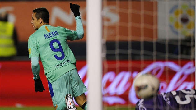 SNÍENÍ. Barcelonský Alexis Sanchez se raduje z gólu proti Osasun.