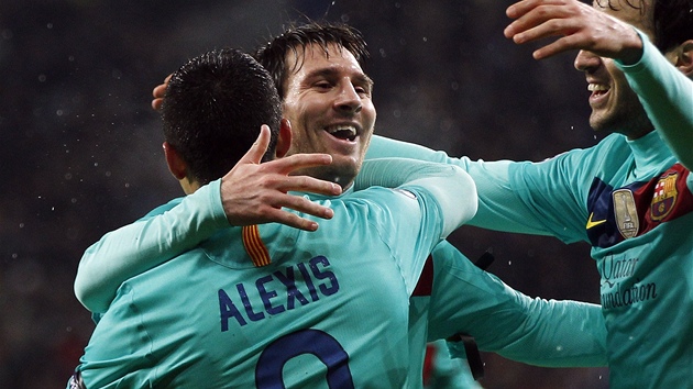 ST�ELECKÉ DUO. St�elec dvou gól� Alexis Sánchez (zády) gratuluje k tref�