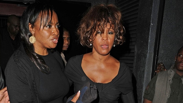 Whitney Houston při odchodu z nočního klubu Tru Hollywood museli pomáhat (9. února 2012).