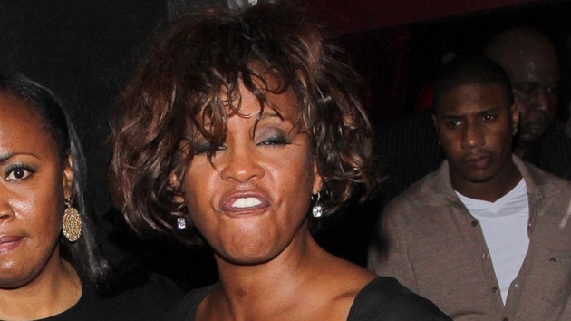 Whitney Houston při odchodu z nočního klubu Tru Hollywood (9. února 2012).