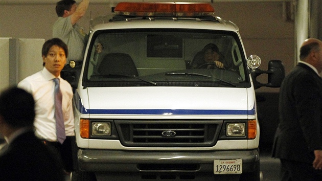 Z hotelu Beverly Hilton v Los Angeles odvážejí tělo Whitney Houston (11. února 2012).