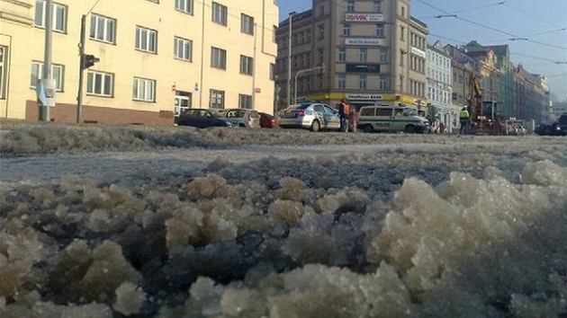 Voda z prasklého vodovodu ve Vysočanech pořádně zkomplikovala dopravu. (14.2. 2012)