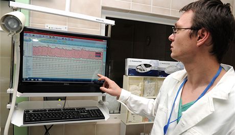 Léka Petr Waldauf ukazuje práci s novým klinickým informaním systémem.