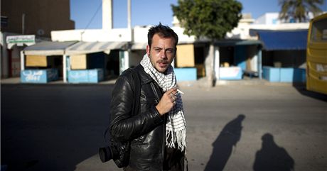 Francouzský fotograf Remi Ochlik v Tunisku, kde zachytil zaátek arabského jara.
