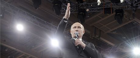 Ruský premiér Vladimir Putin hovoí ke svým stoupencm. (29. února 2012)