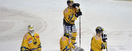 PLAY-OFF JE PRY. Hokejisté Litvínova smutní po prohe 2:3 na led Sparty.