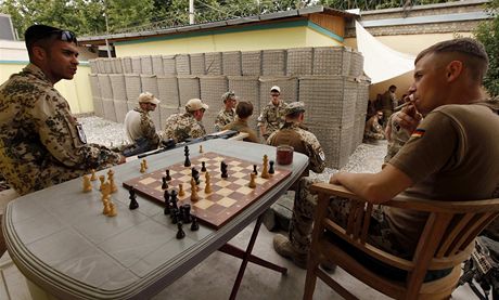 Vojáci nmeckého Bundeswehru v Afghanistánu. Pokud je armáda propustí, dostanou