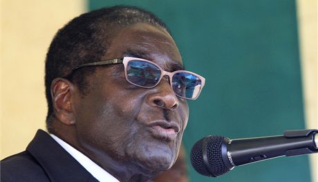 Robert Mugabe bhem návtvy platinového dolu Mimosa (16. února 2012)