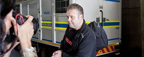Spoutaný Radovan Krejí odchází od soudu v jihoafrické Pretorii, kde byl