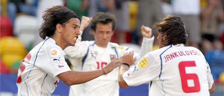 Milan Baro (vlevo) se v roce 2004 raduje z gólu se spoluhráem Jankulovským.