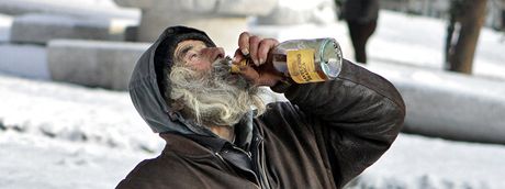 Pokud se lidé bez domova posilní alkoholem, ztrácejí zábrany, kde si ustlat. Ilustraní snímek