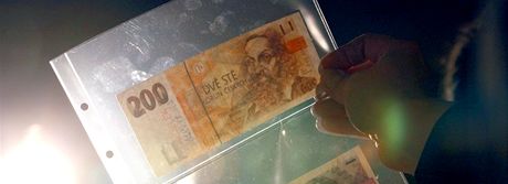 Student si na tiskárn v poítaové uebn Jihoeské univerzity tiskl bankovky v hodnot 100 a 200 korun (ilustraní snímek).
