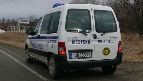 Beneovsk mstsk policie v ptek rno odstraovala ciz npis z dopravnch