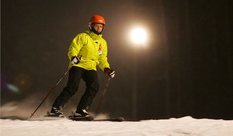 Veerní lyování ve Ski areálu Potky v Kruných horách.