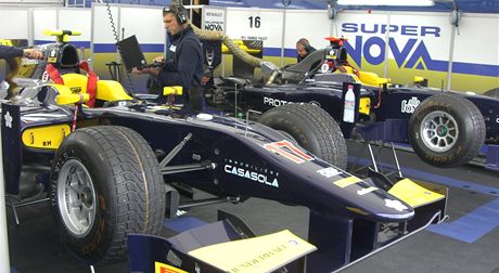 Pohled do garáe týmu Super Nova v sérii GP2